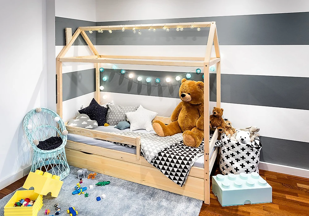 Детская кровать на колесиках Домик деревянная